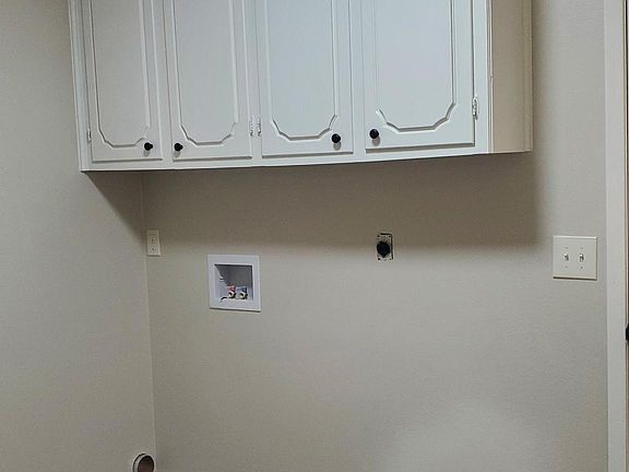 Washer & dryer hookups