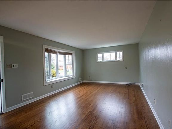 4th image of 131 Firwood Dr