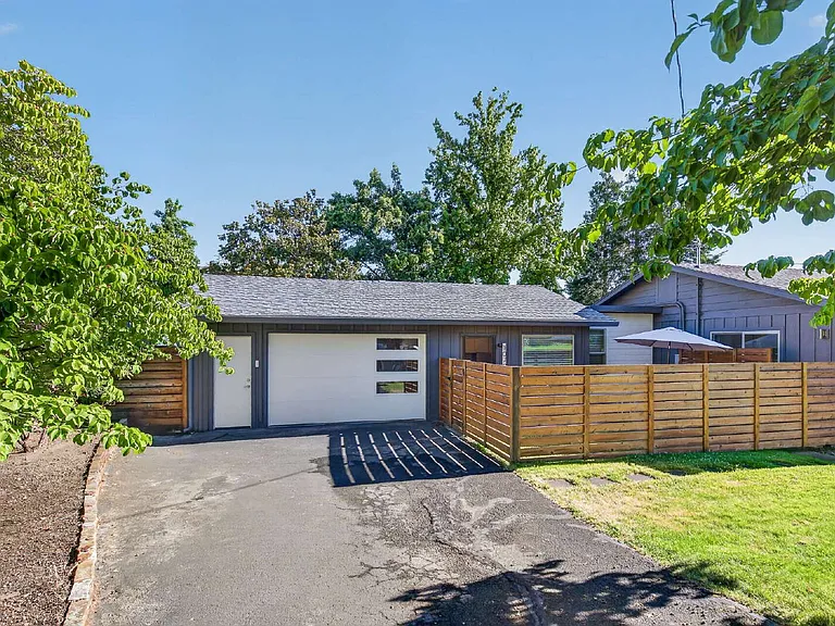 1079 Bellview Ave — Photo 2
