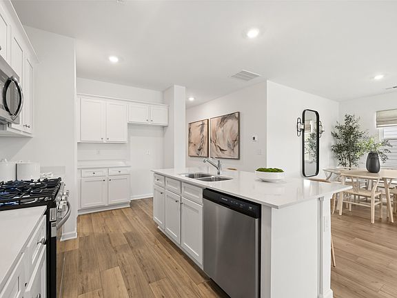 3rd image of 130 Skyline Way NE