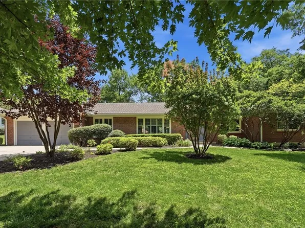 9821 Pembroke Ln, Leawood, KS 66206