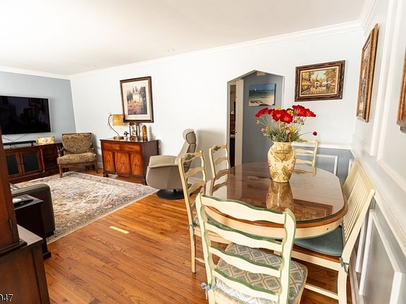 5th image of 165 Ward St