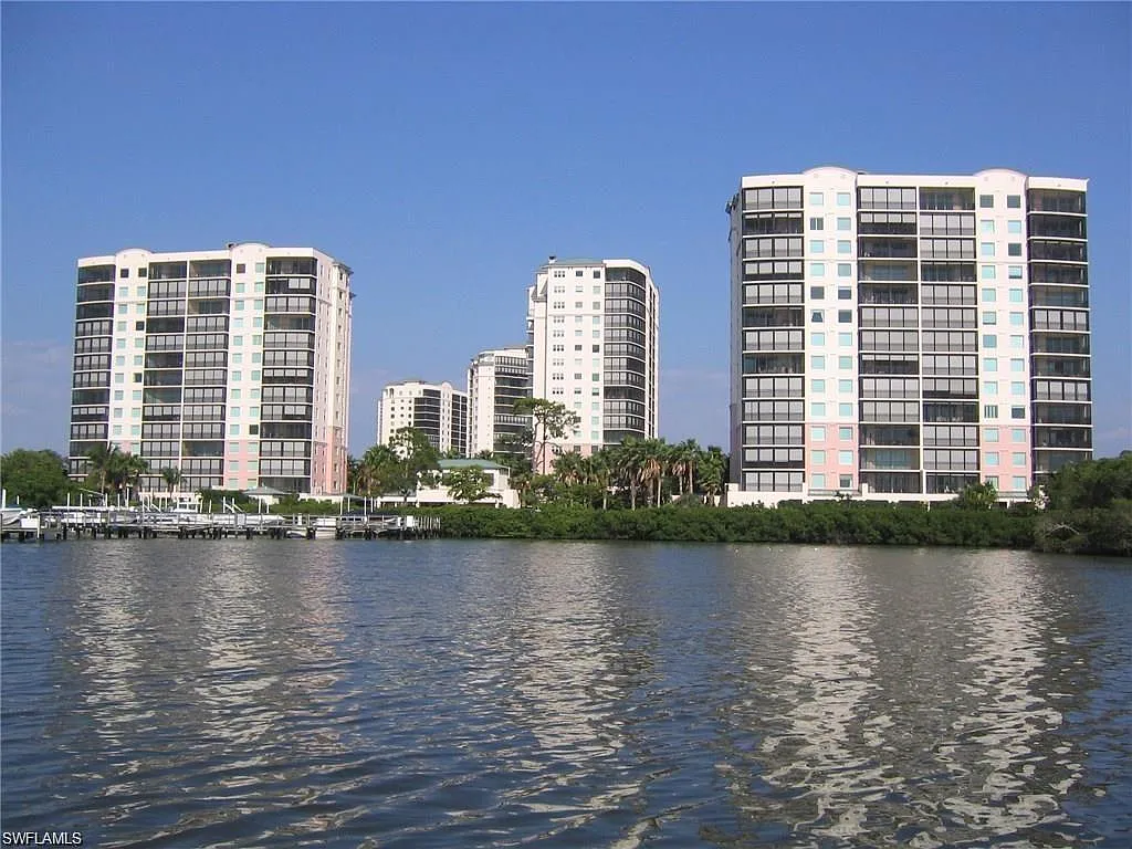 430 Cove Tower Dr — Photo 2