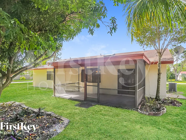 1013 SW 49th Ave — Photo 14