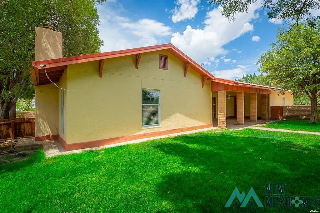 3 bed, 2144 sqft, $3,300 — Photo 2