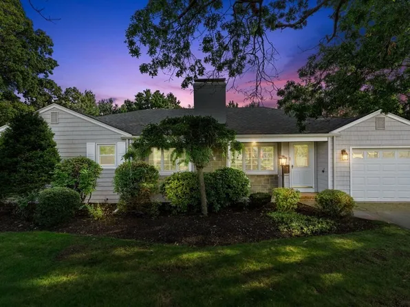132 Berwick Pl, Norwood, MA 02062