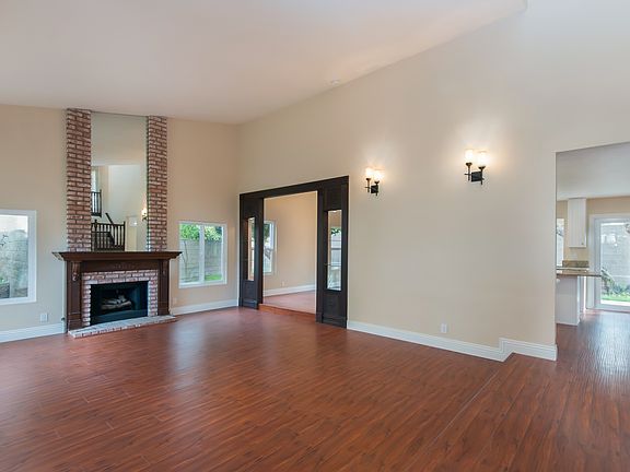 3rd image of 4998 Hollyglen Ct