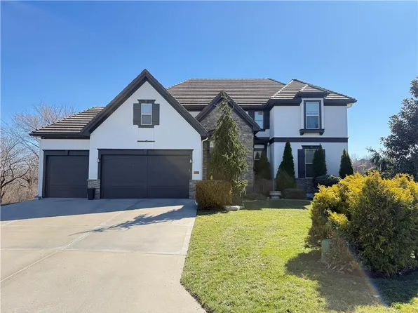 9014 Chestnut St, Lenexa, KS 66220