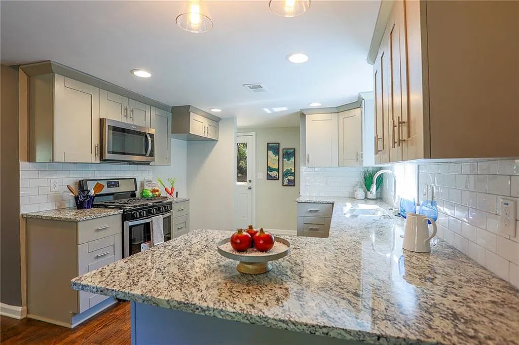 3 bed, 1291 sqft, $2,200 — Photo 4