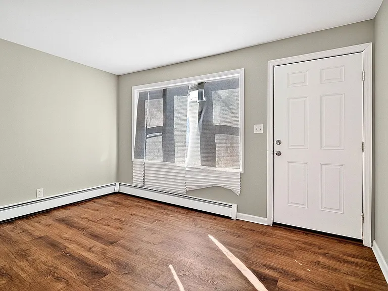 24 Steinhardt Ave — Photo 7