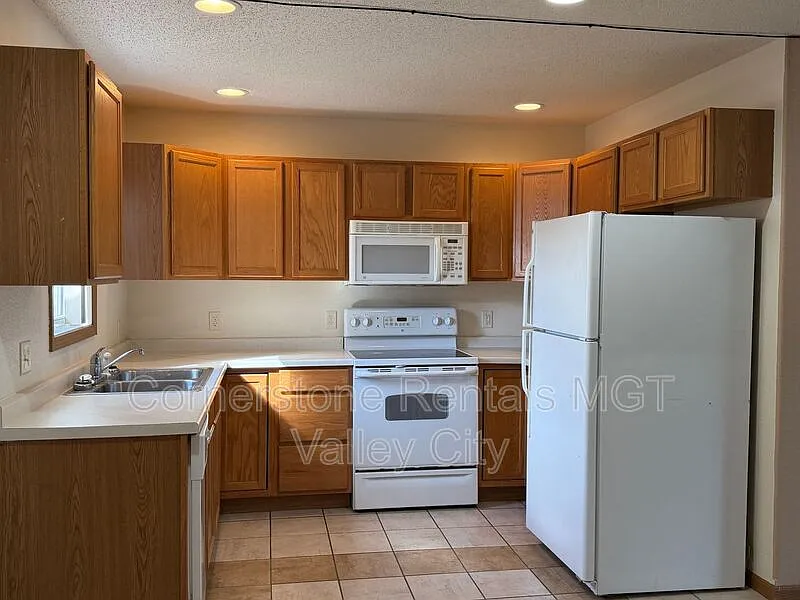2 bed, 1.5 bath, $1,045 — Photo 4
