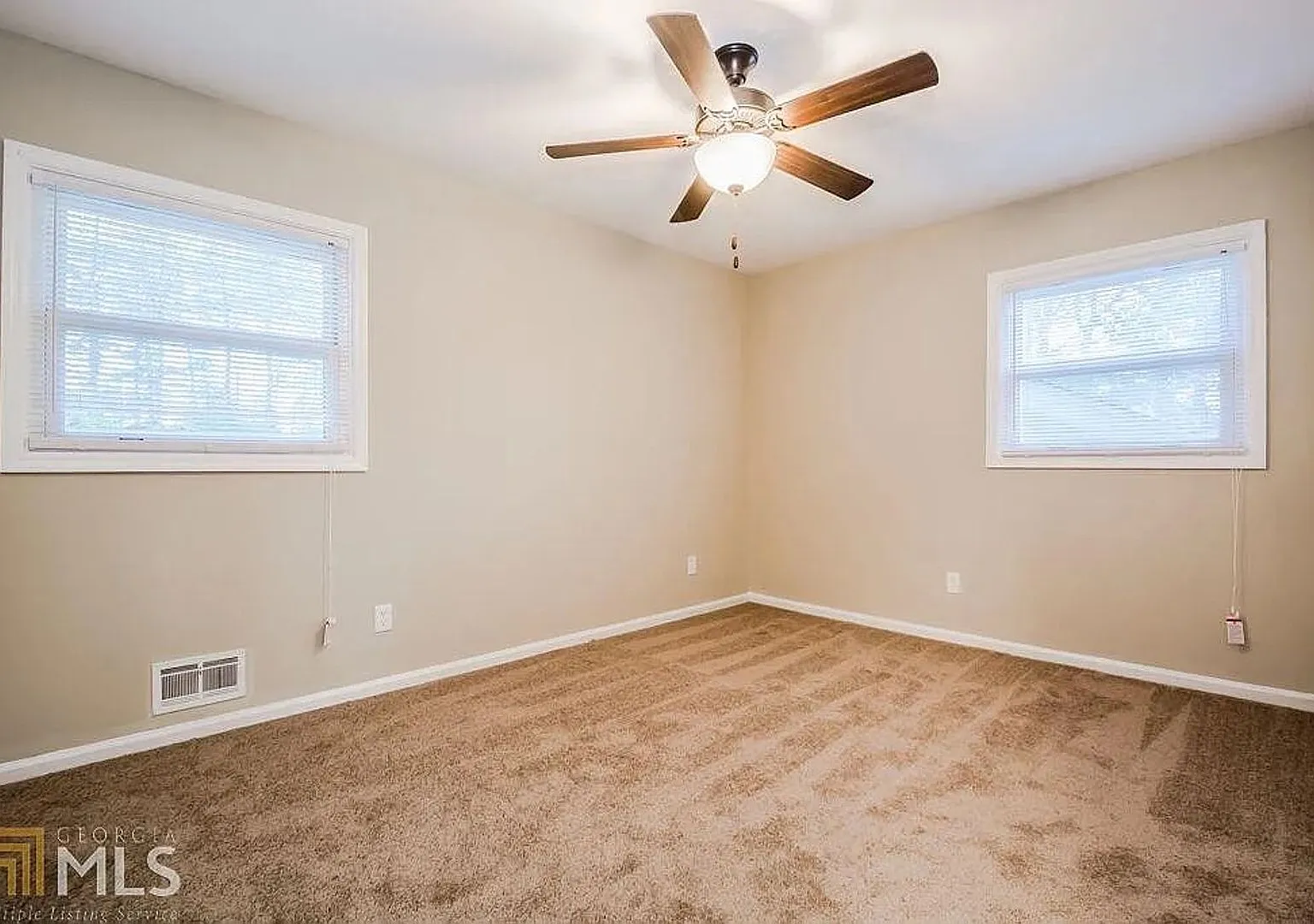 Room in 5 Bedroom Home at Reba Rd — Photo 3