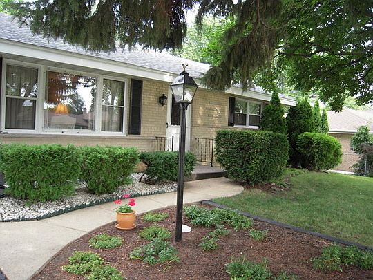 2nd image of 1829 N Laurel Dr