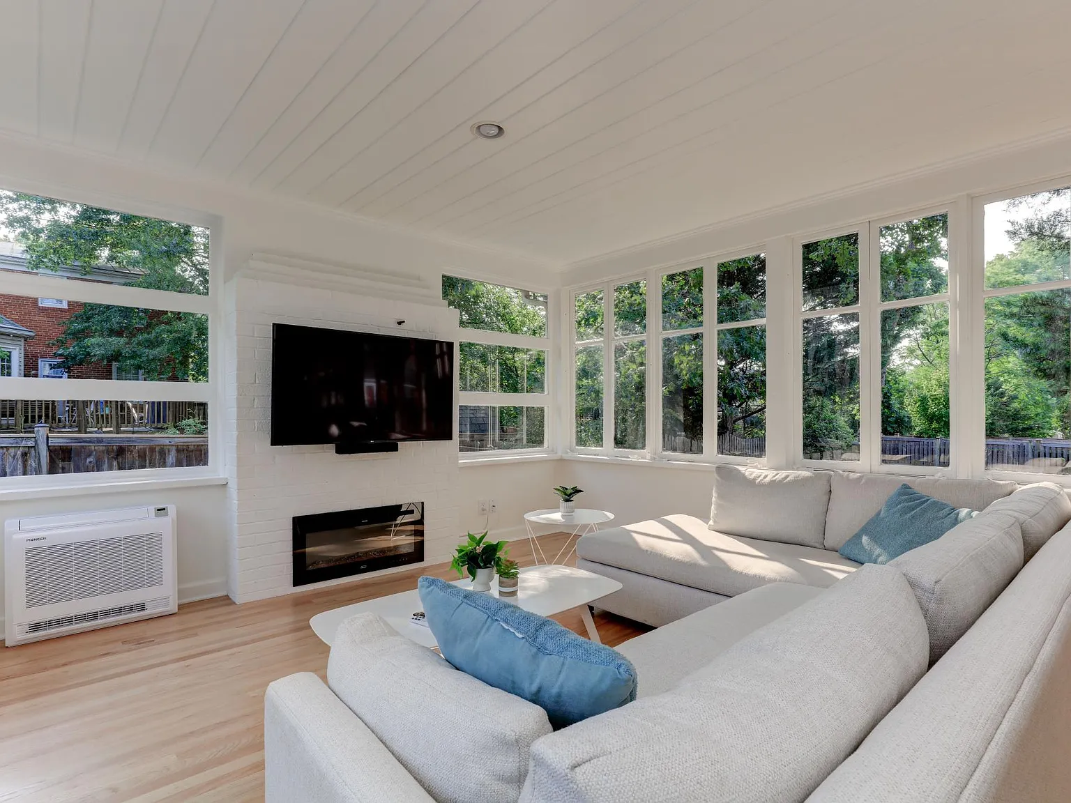 1723 Oakcrest Dr — Photo 4