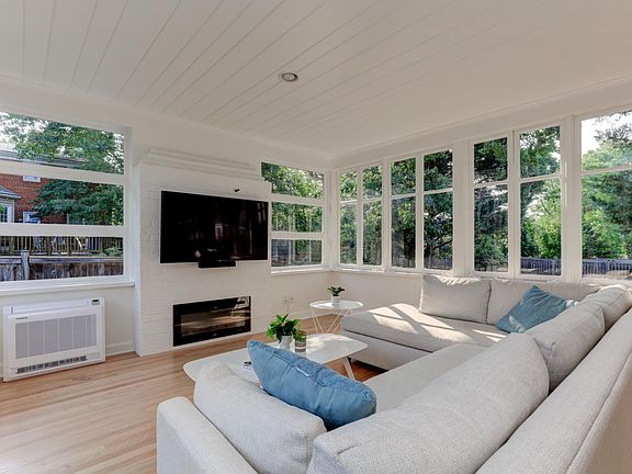 4th image of 1723 Oakcrest Dr