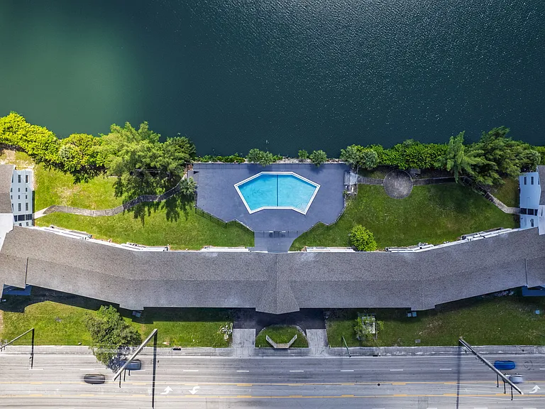 Lakeshore Presidential Apartments — Photo 7