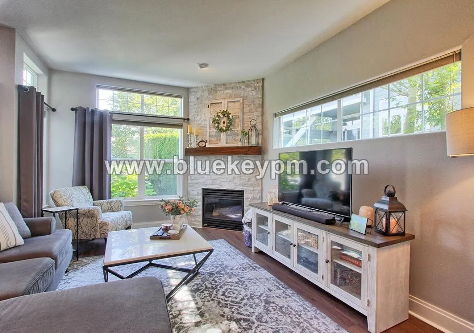 2 Bed, 2.5 Baths Townhome in Beaverton Near Greenway Park — Photo 2