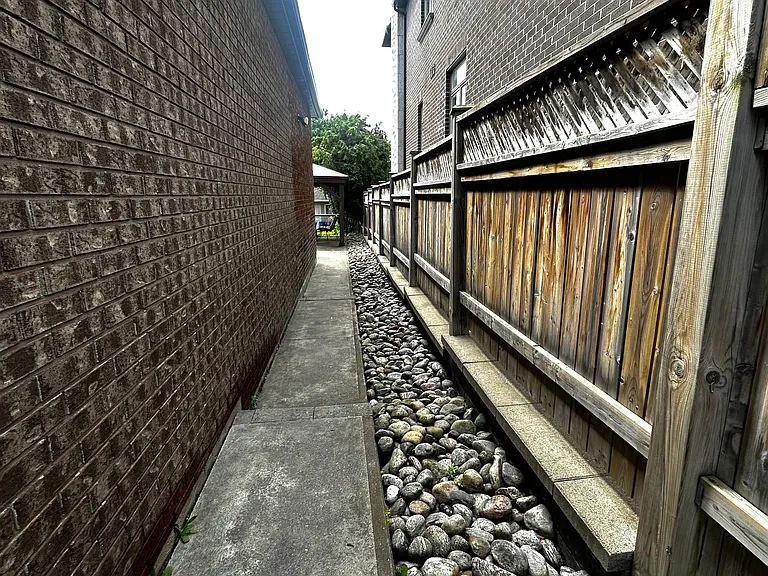 71 Stockdale Cres — Photo 2