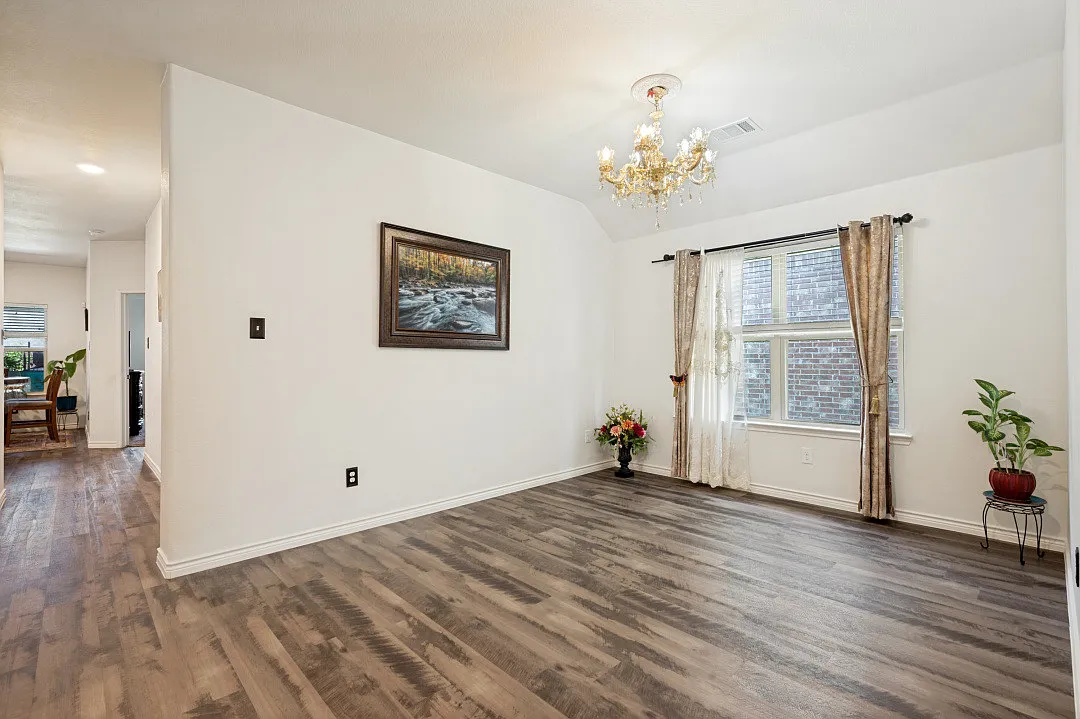 4 bed, 2063 sqft, $2,550 — Photo 4