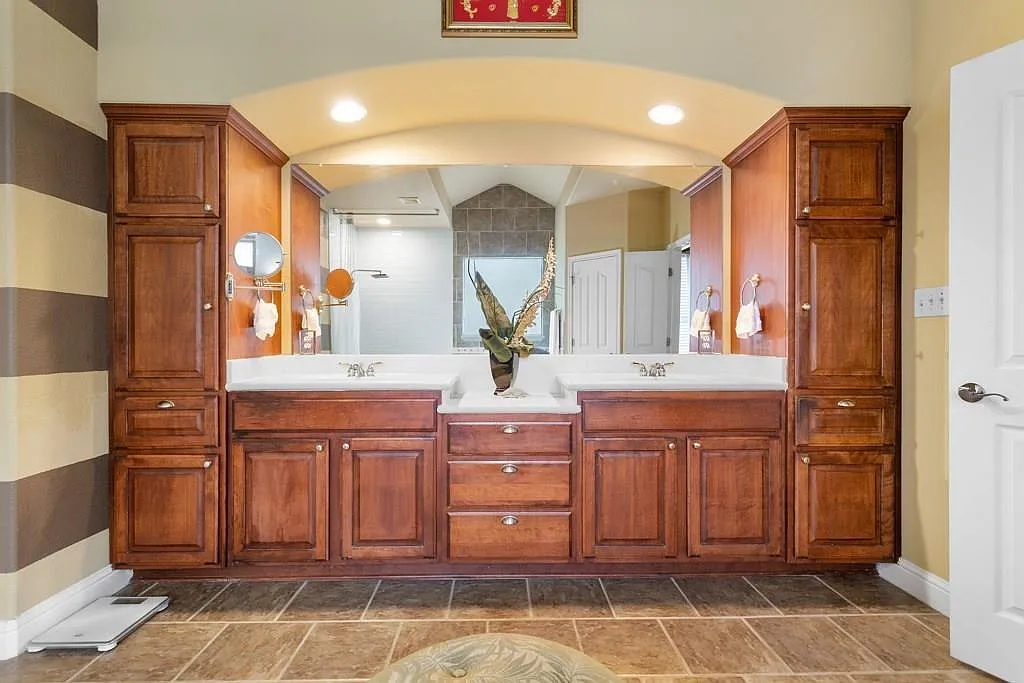 4 bed, 4183 sqft, $3,350 — Photo 1