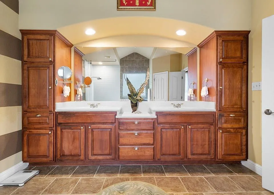 1442 River Forest Dr