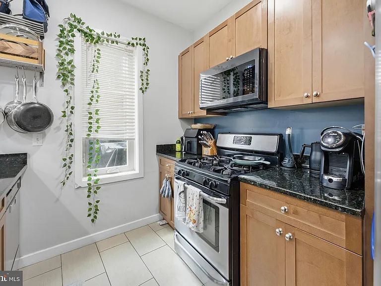 2568 Collins St — Photo 9