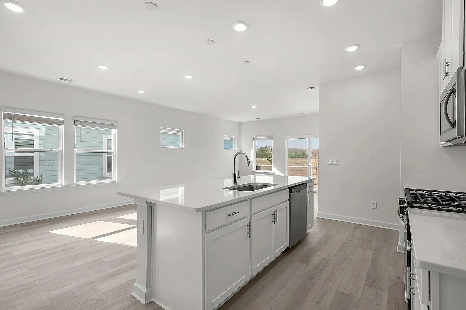 4 bed, 2100 sqft, $2,600 — Photo 2