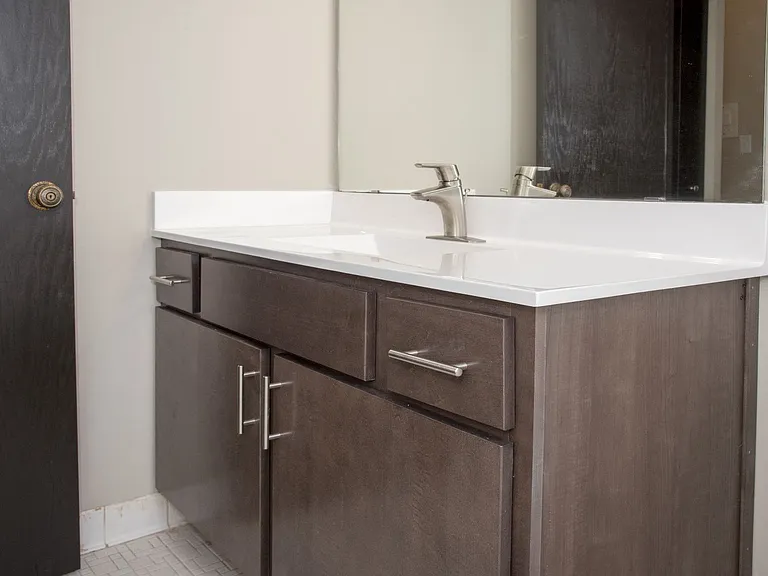 Chateau Apartments — Photo 30