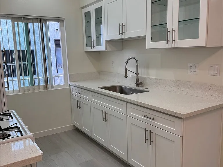 580 W Stocker St #8 — Photo 5