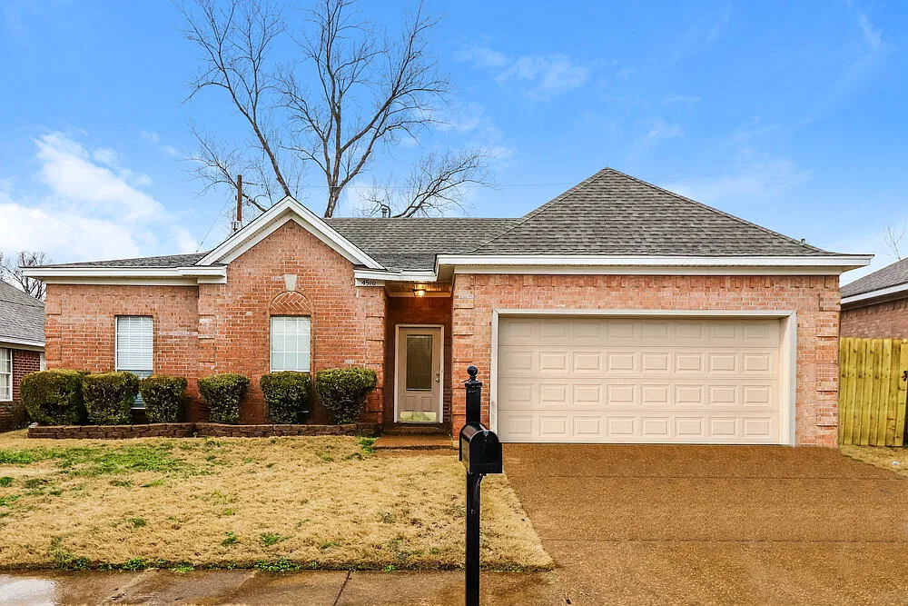 3 bed, 2.0 bath, 1200 sqft, $2,120 — Photo 1