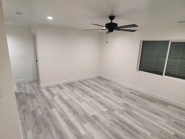 682 E Benbrook Ln — Photo 17