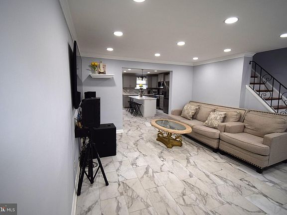 3rd image of 735 Windsor Cir