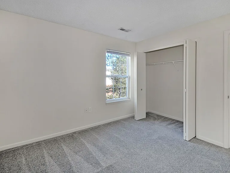Pendleton Park Apartments — Photo 40