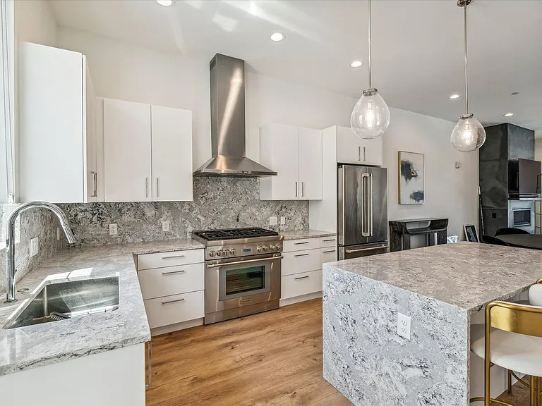 4294 E 8th Pl — Photo 10