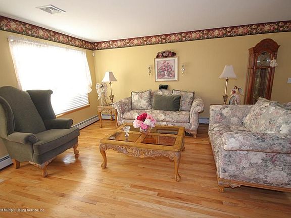 2nd image of 119 Cayuga Ave