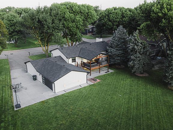 3rd image of 1318 Regency Dr