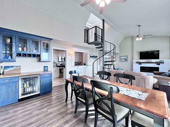 4th image of 301 41st St APT 37