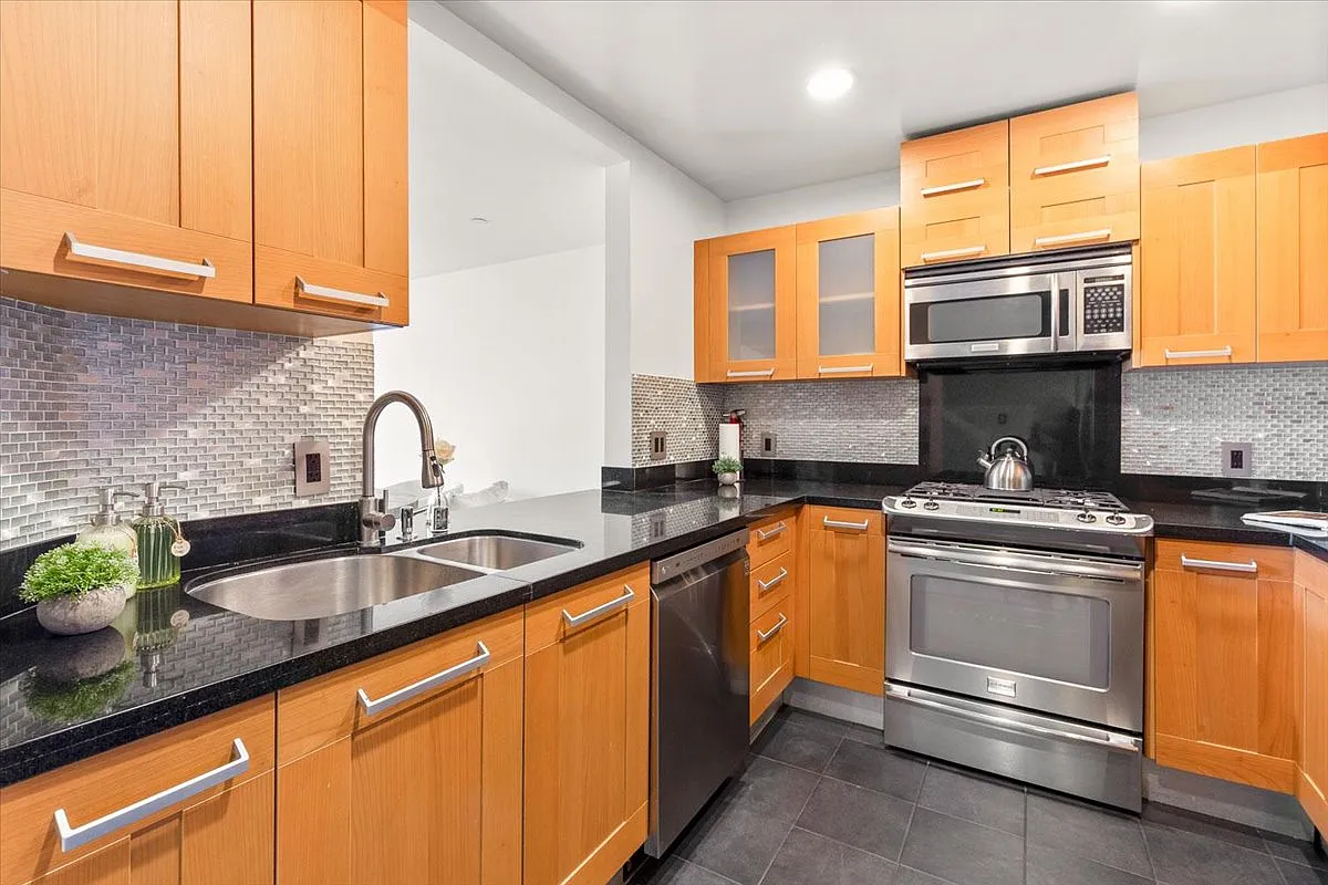 2 bed, 2.5 bath, 1450 sqft, $5,800 — Photo 4