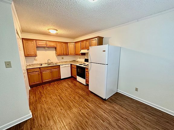 5th image of 102 Lady Bird Ln APT C