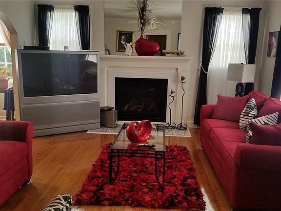 3rd image of 425 25th Ave E