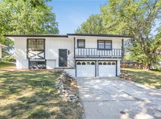 305 SW Parkwood Dr, Blue Springs, MO 64014