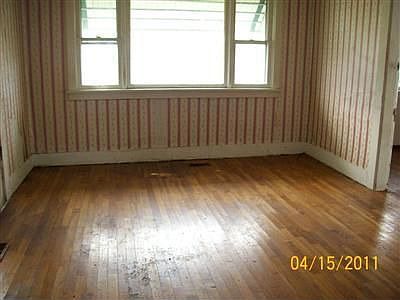 4th image of 450 Wood St