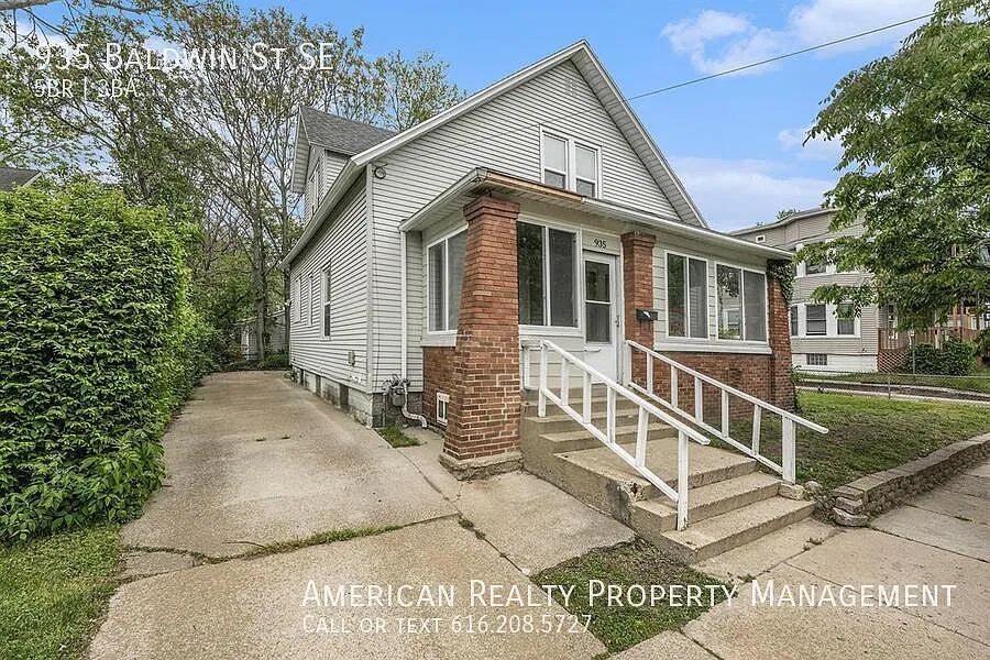 5 bed, 2.5 bath, 2500 sqft, $2,800 — Photo 1