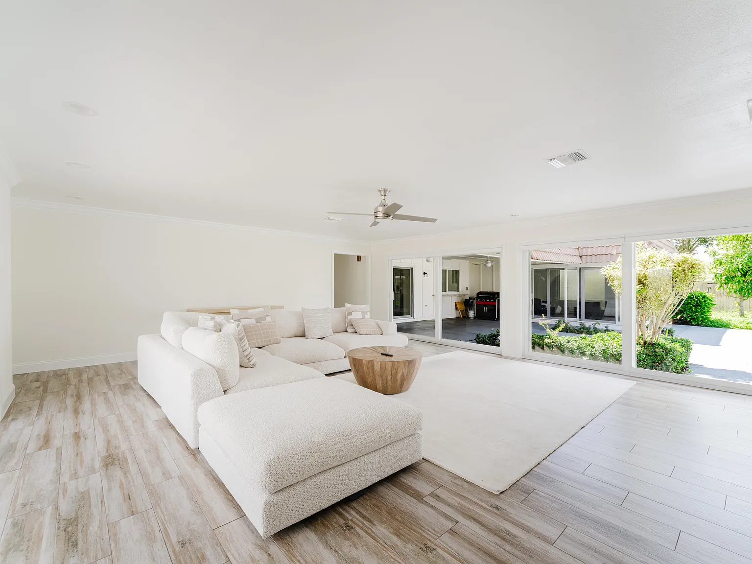 3 bed, 2.0 bath, 2528 sqft, $6,000 — Photo 4