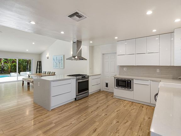 4th image of 4750 Larkwood Ave
