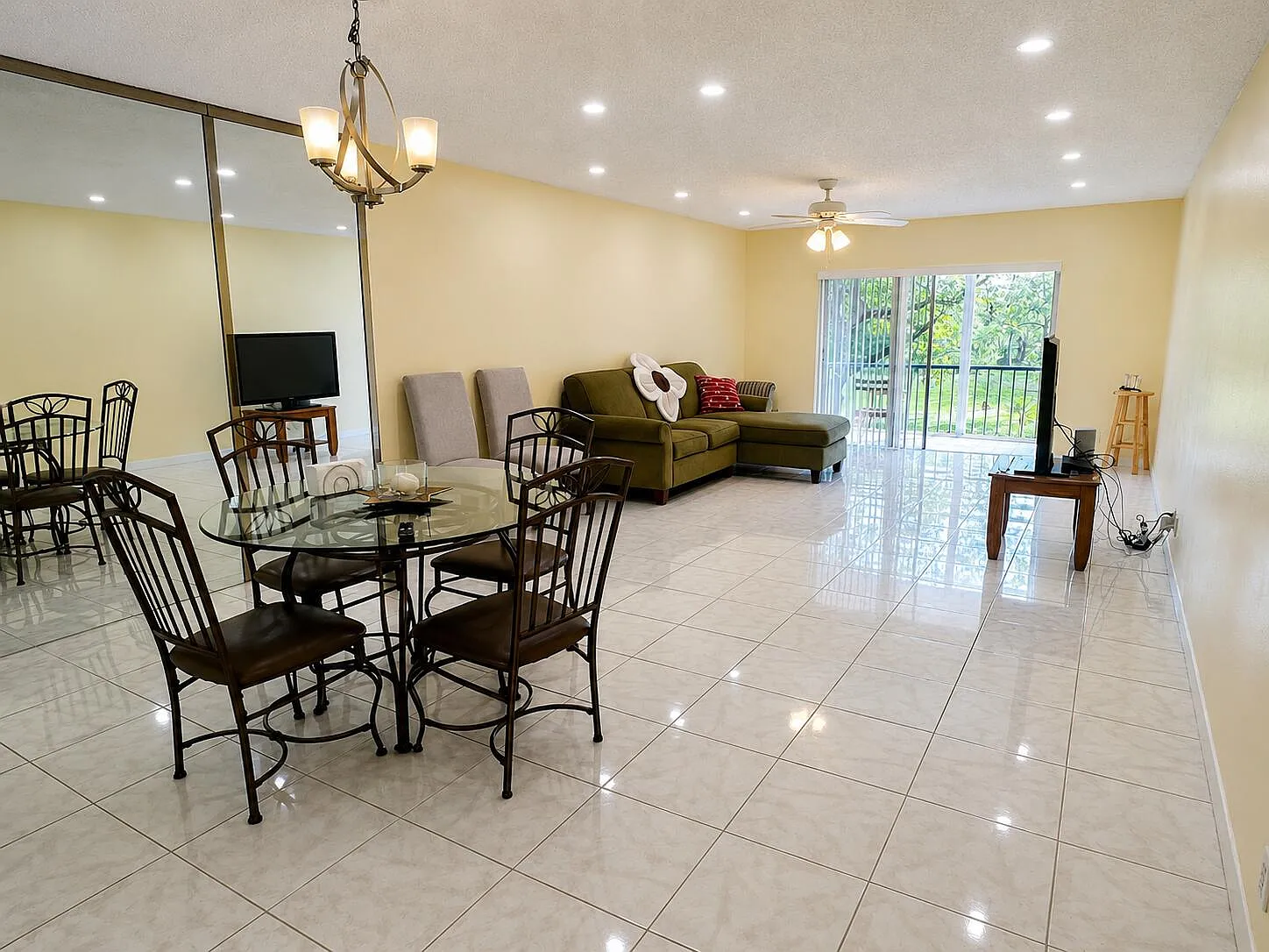 2 bed, 2.5 bath, 1320 sqft, $2,450 — Photo 3