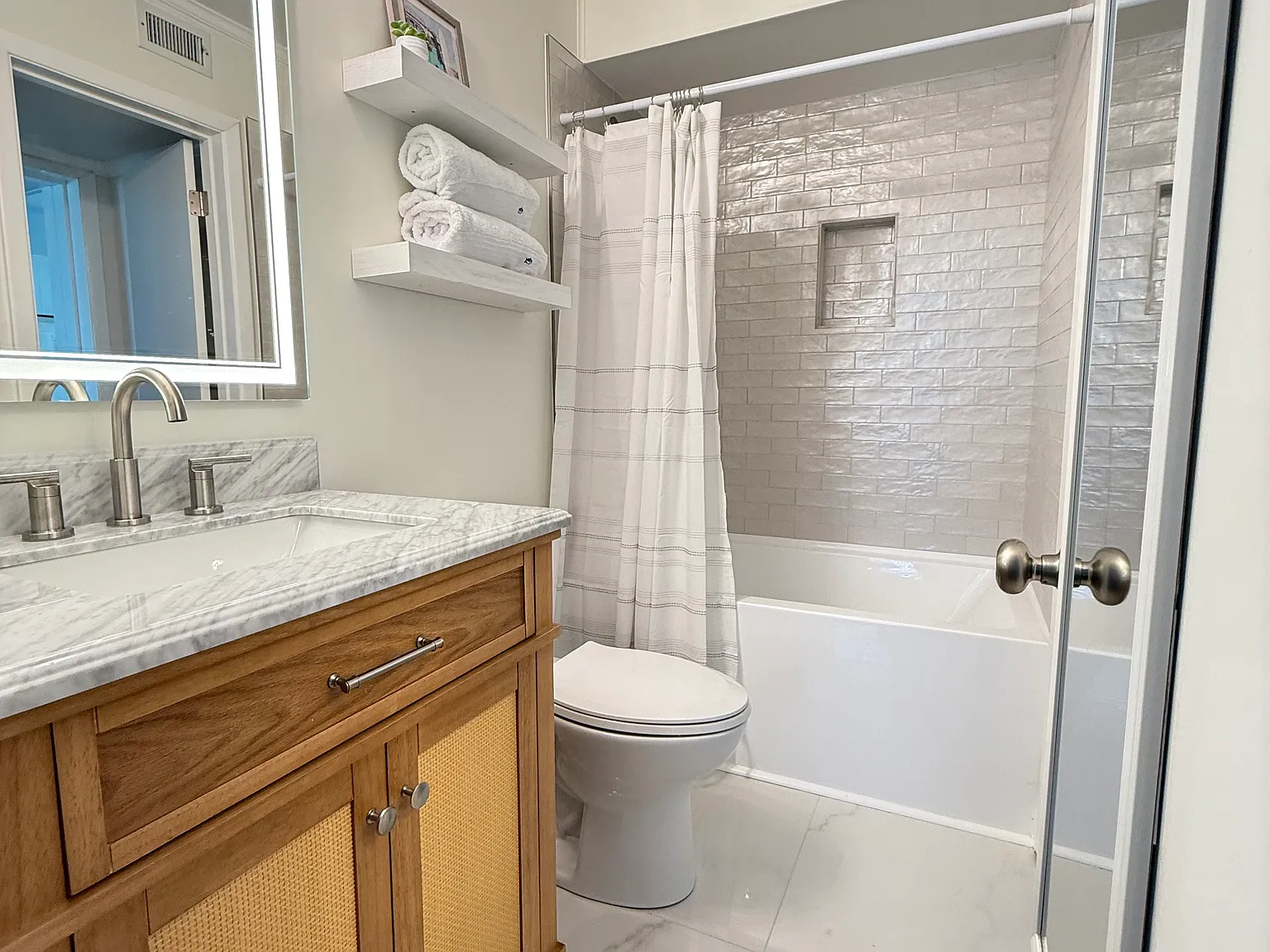3 bed, 1064 sqft, $2,500 — Photo 2