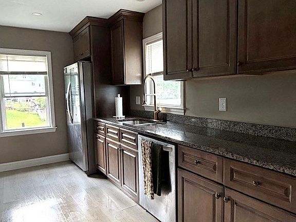 4th image of 22 Marsh Ave