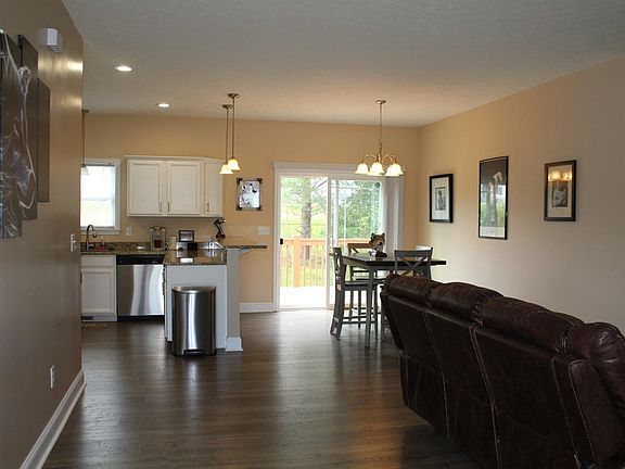 5th image of 127 Sunny Bank Dr