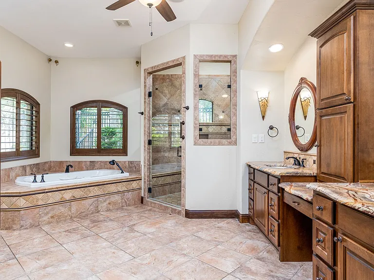 9900 Winding Oak Cir — Photo 19